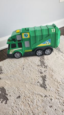 Garbage truck toy
