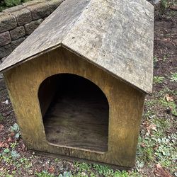 Dog house  FREEEE