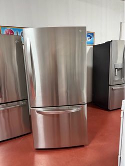 LG 33 refrigerator in perfect working condition. Dimensions: 32.8 (W) x 35 (D) x 69.8 (H). Home delivery and installation available with a 3-month war