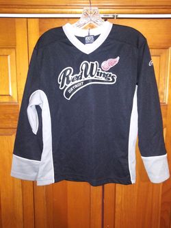 WOMEN'S MEDIUM DETROIT RED WINGS JERSEY FROM ROOTS