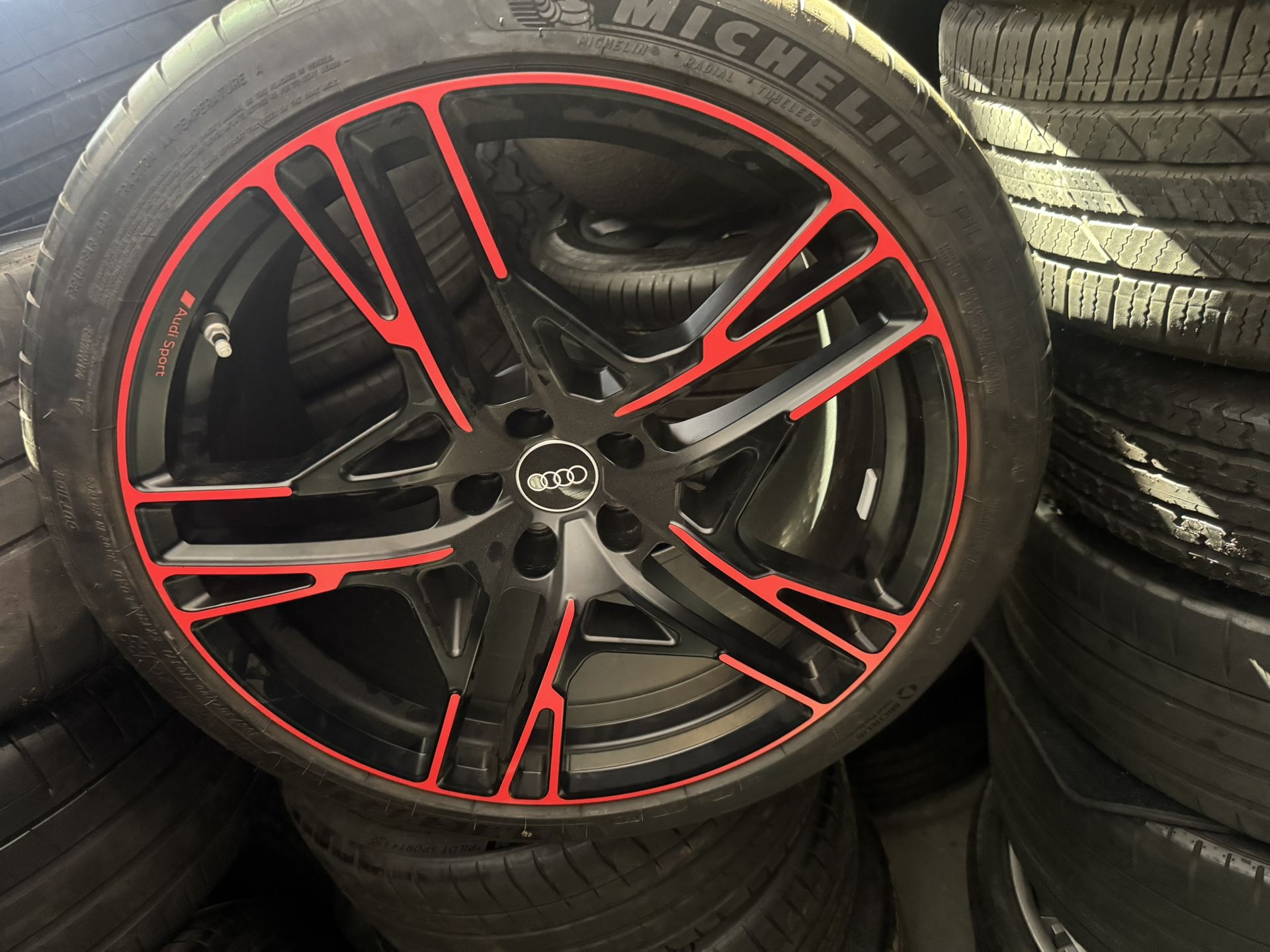 AUDI. R8.  Wheels. Tires