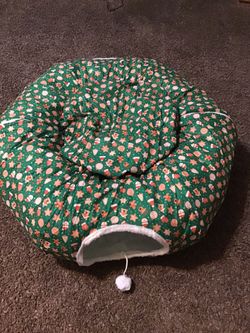 Cat Tunnel Bed for Indoor Cats, Winter Pattern Donut Cat Tunnel with Cushion, Foldable Peekaboo Cat Cave Toy with Hanging Balls, Soft Plush Non-Slip, 