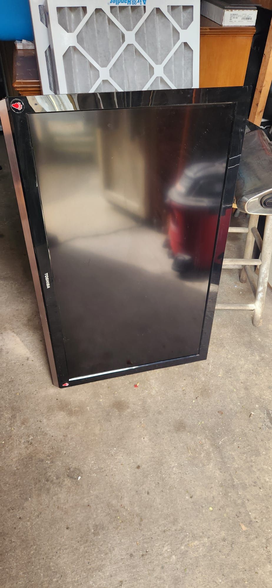 40 inch tv . Wall mount bracket.