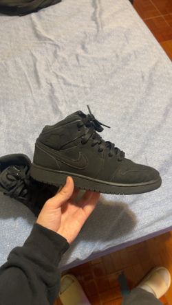 black jordan 1