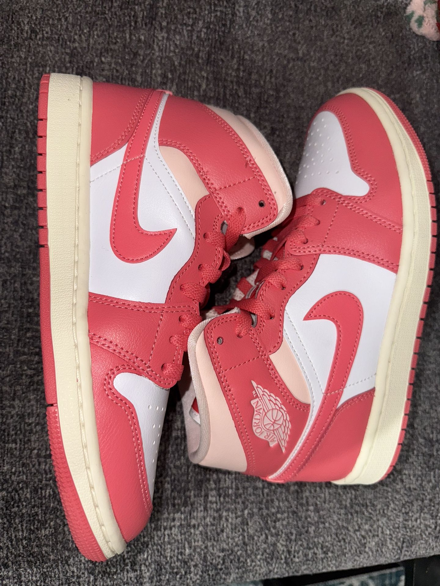 Jordan 1 Mid Strawberries And Cream 