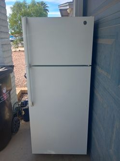 \\\ GE REFRIGERATOR ///