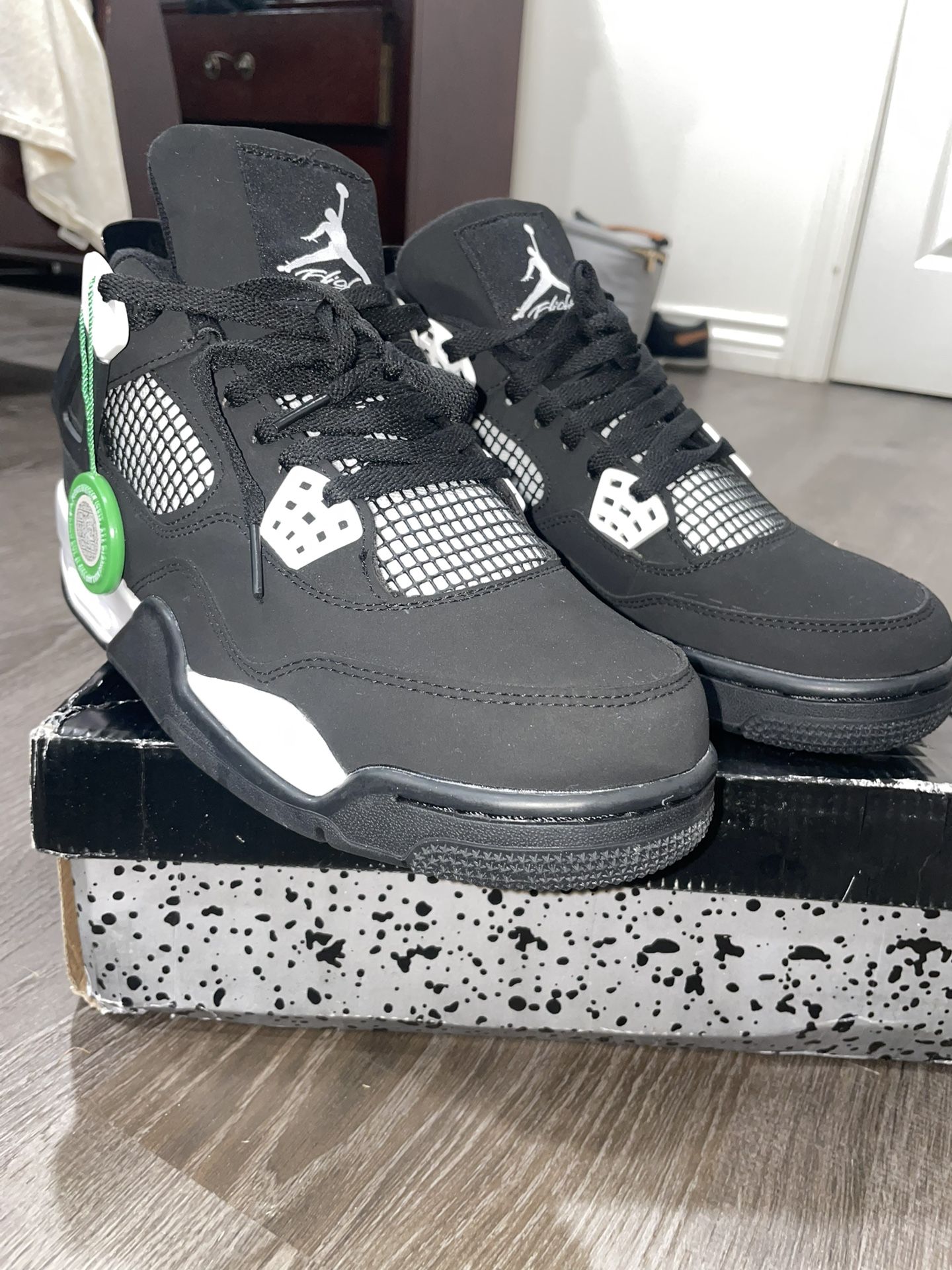 Nike Air Jordan 4 Retro “White Thunder”Sleek and Stylish Mid-Cut Unisex Basketba