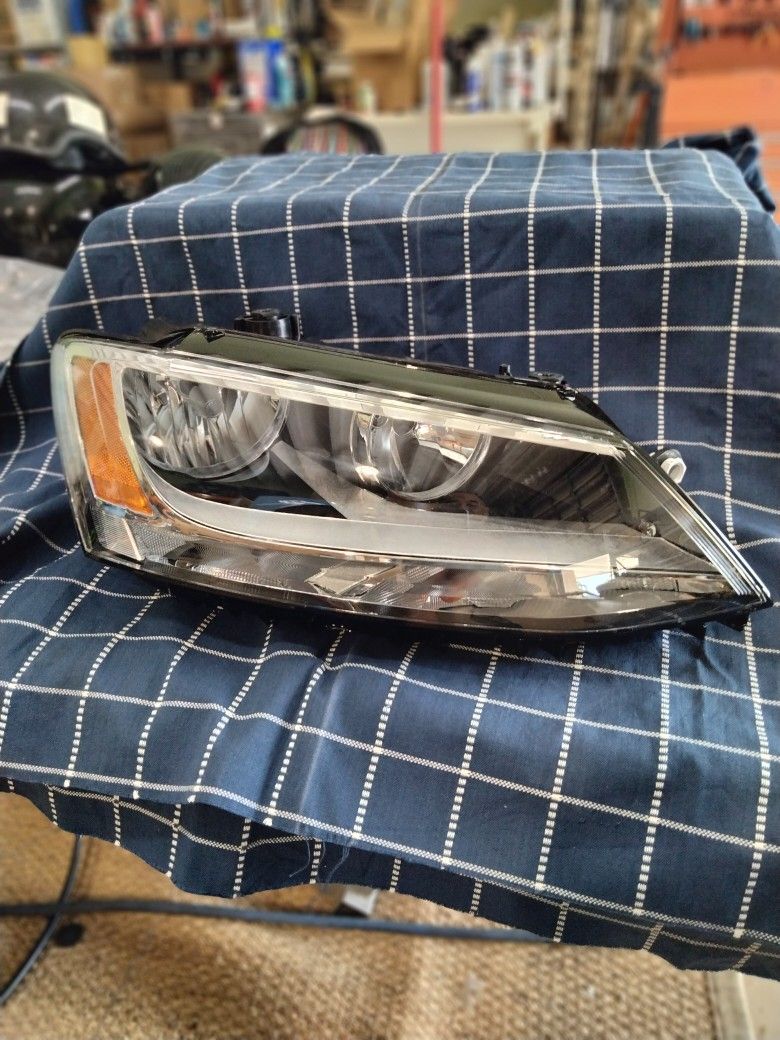 2015 - 2018 VW Jetta Headlight Assy Pair