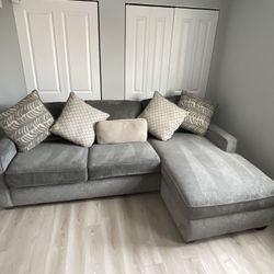 ✨ Stylish Sectional Sofa – Excellent Condition! ✨