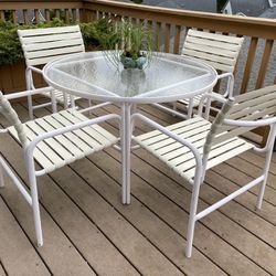 Brown and Jordan Patio Table With 4 Chairs