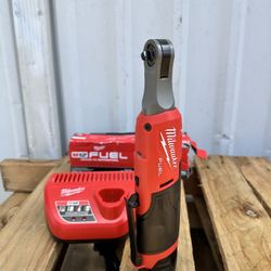 Milwaukee M12 FUEL 12V Lithium-lon Brushless Cordless High Speed 1/4 in. Ratchet w/CP High Output 1.5 Ah Battery Pack NEW 