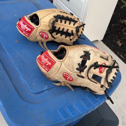 2 Rawling Baseball Gloves