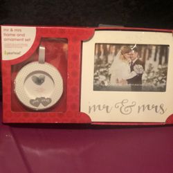 Mr & Mrs photo Frame And ornament Set