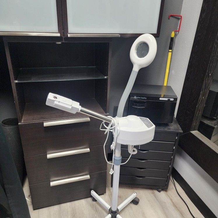 Facial Steamer With Magnifying Light