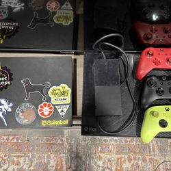 Used Xbox One X and Xbox One w Controllers