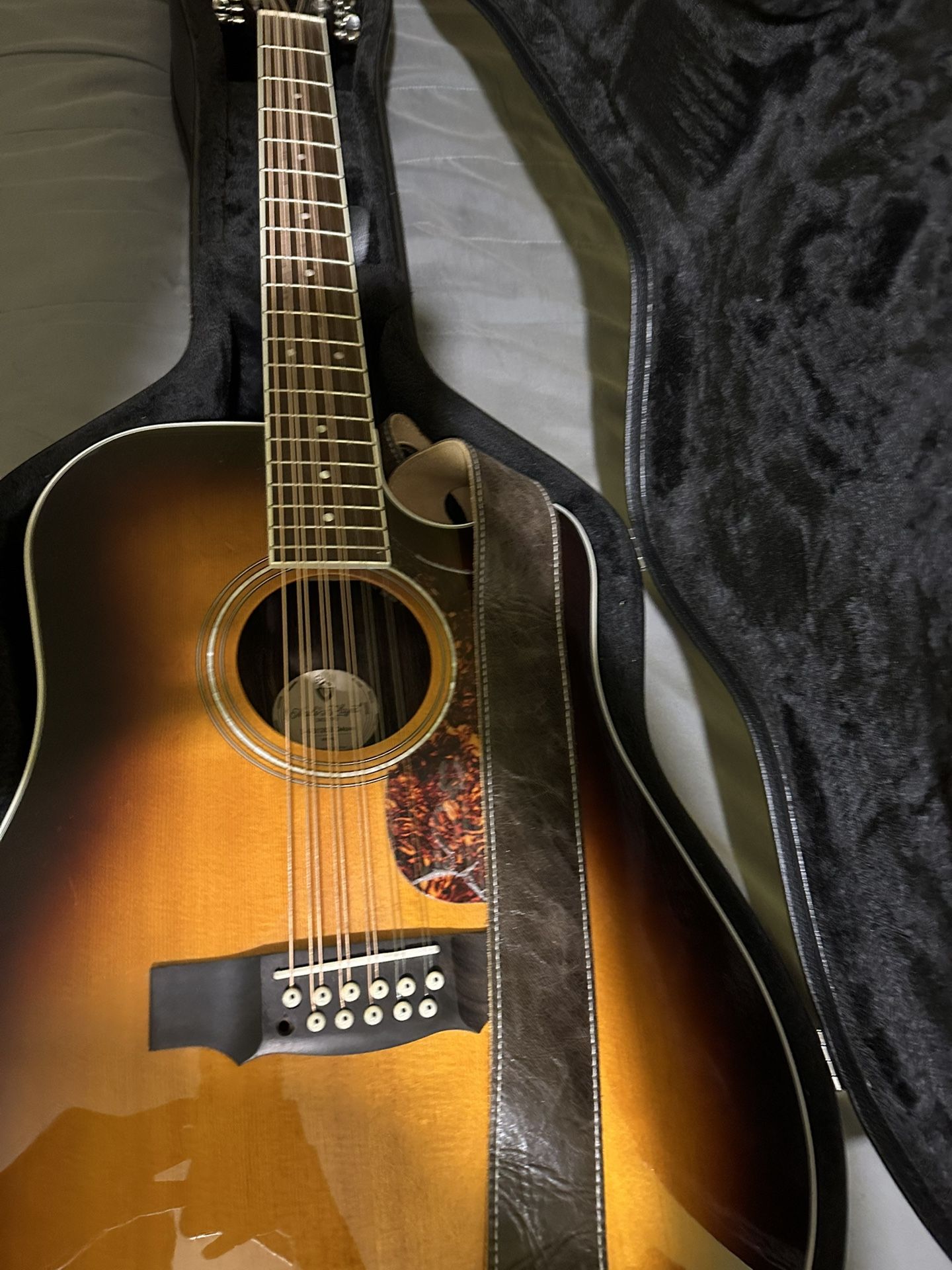 Docerola/Requinto Guild D-2612CE Deluxe 12-string Acoustic-electric Guitar with Paired Strings Case
