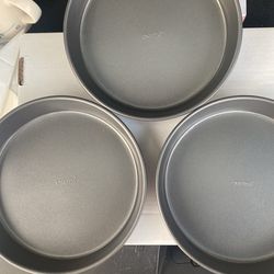 Oneida Round Cake Pans (3)