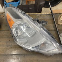 15-19 Nissan Versa Sedan Right Passenger Side Headlight Original
