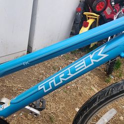 Bisicleta Trek R 24 es de aluminum 