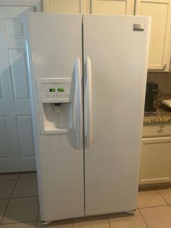 Refrigerator side by side white
