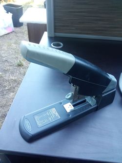 Swingline high capacity heavy duty stapler