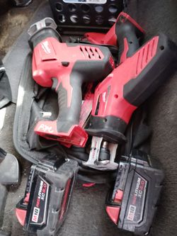 Milwaukee saw ×2 & batteries
