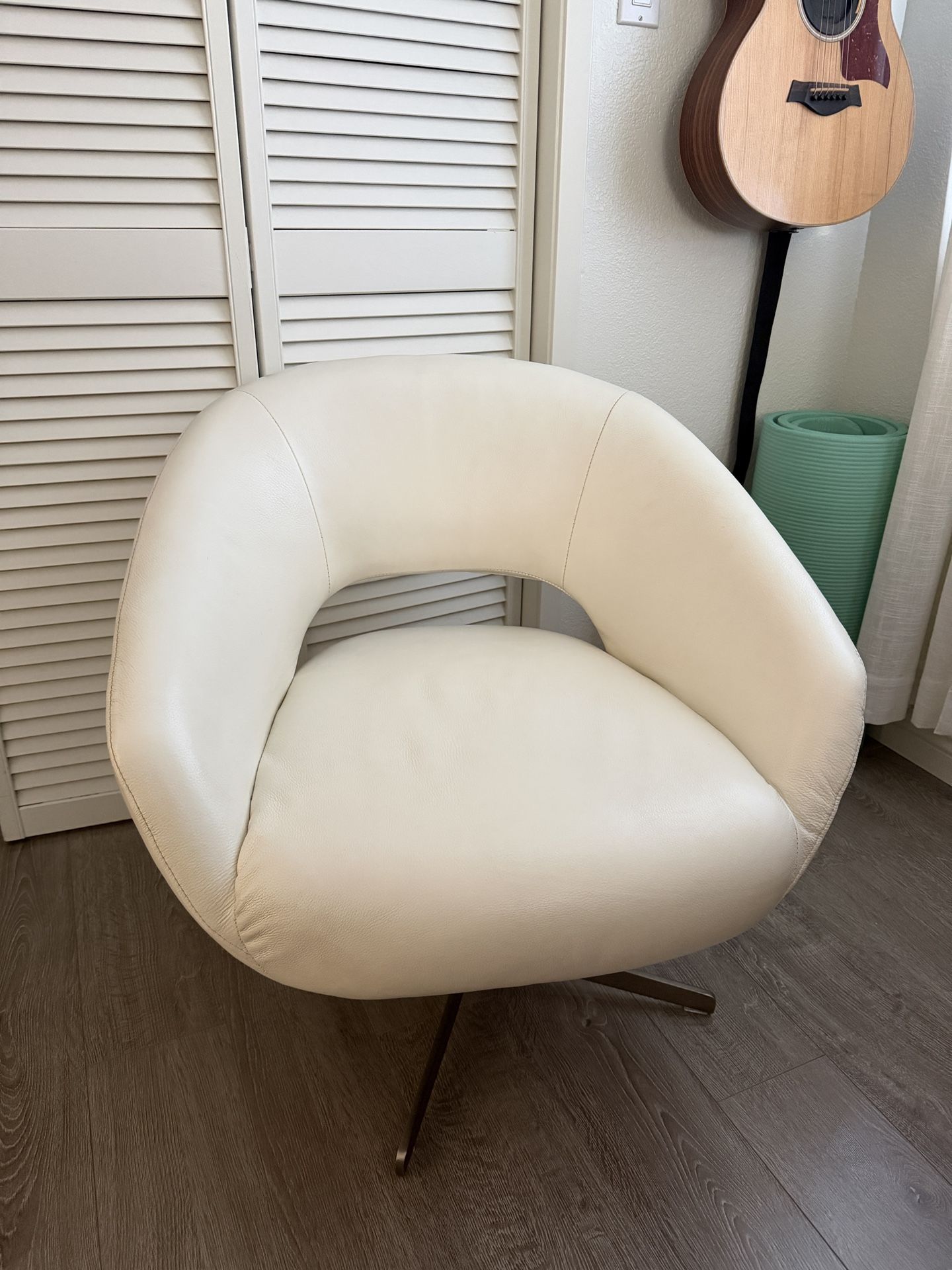 Modern Armchair (white)