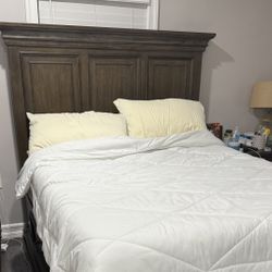 QUEEN SIZE BED, MINTTT