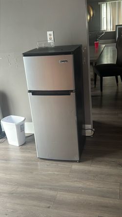 SMALL FRIDGE $20