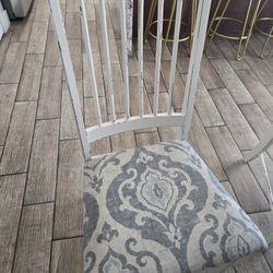 Round Table With Chairs 