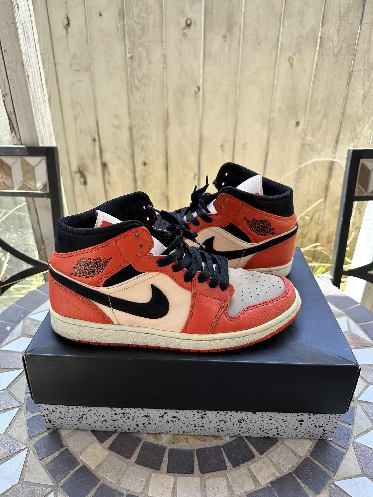 Air Jordan: Jordan Retro Mid SE (Team Orange)