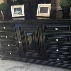 Long dresser with 8 drawers and two shelves brand Davys Intl has been refurbished !🌺