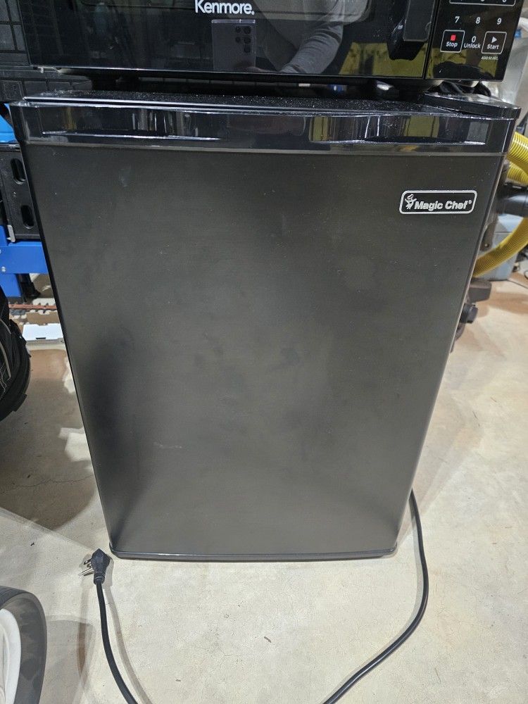 Magic Chef Mini Refridgerator 