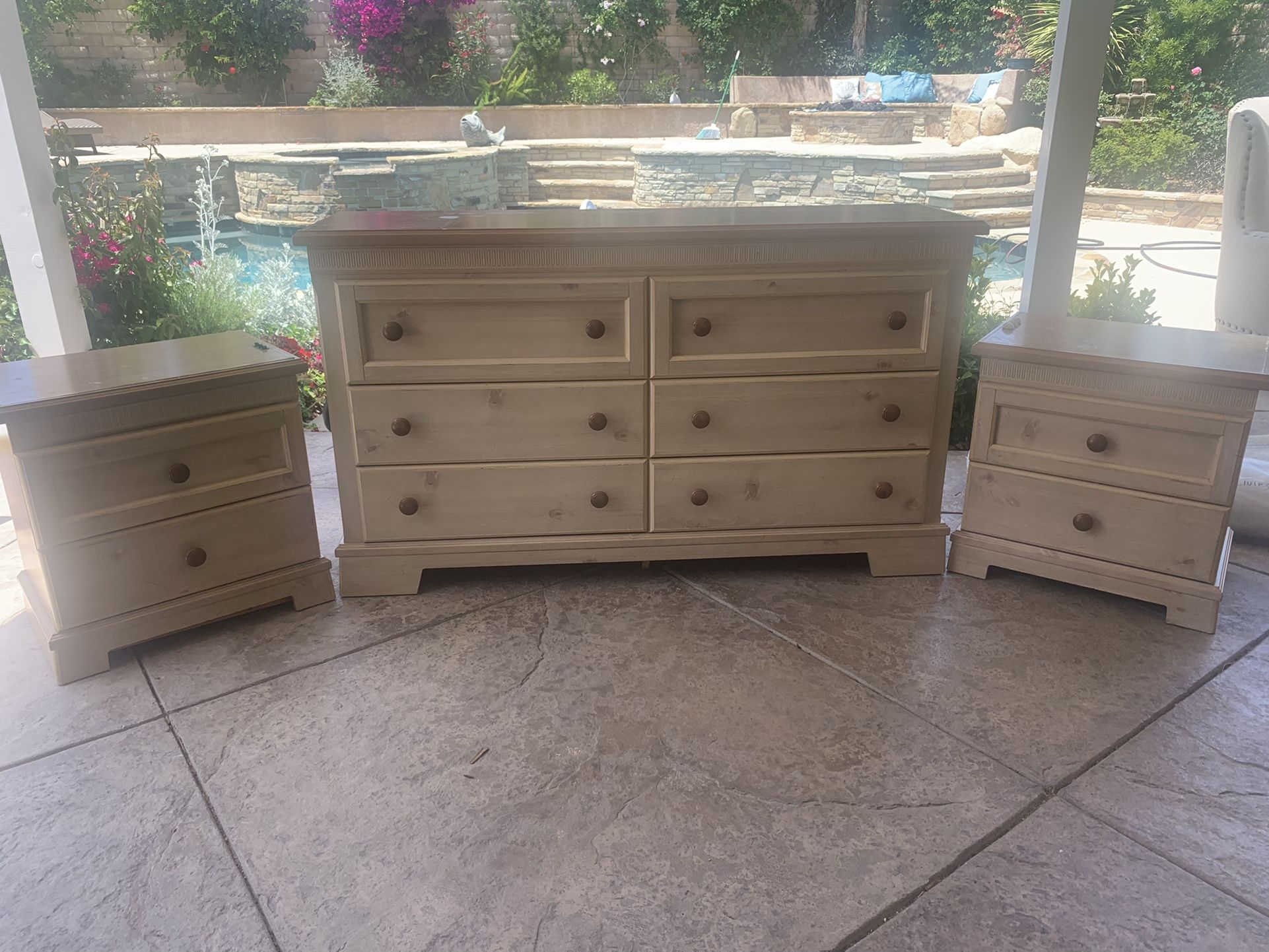 Dresser & 2 Nightstands