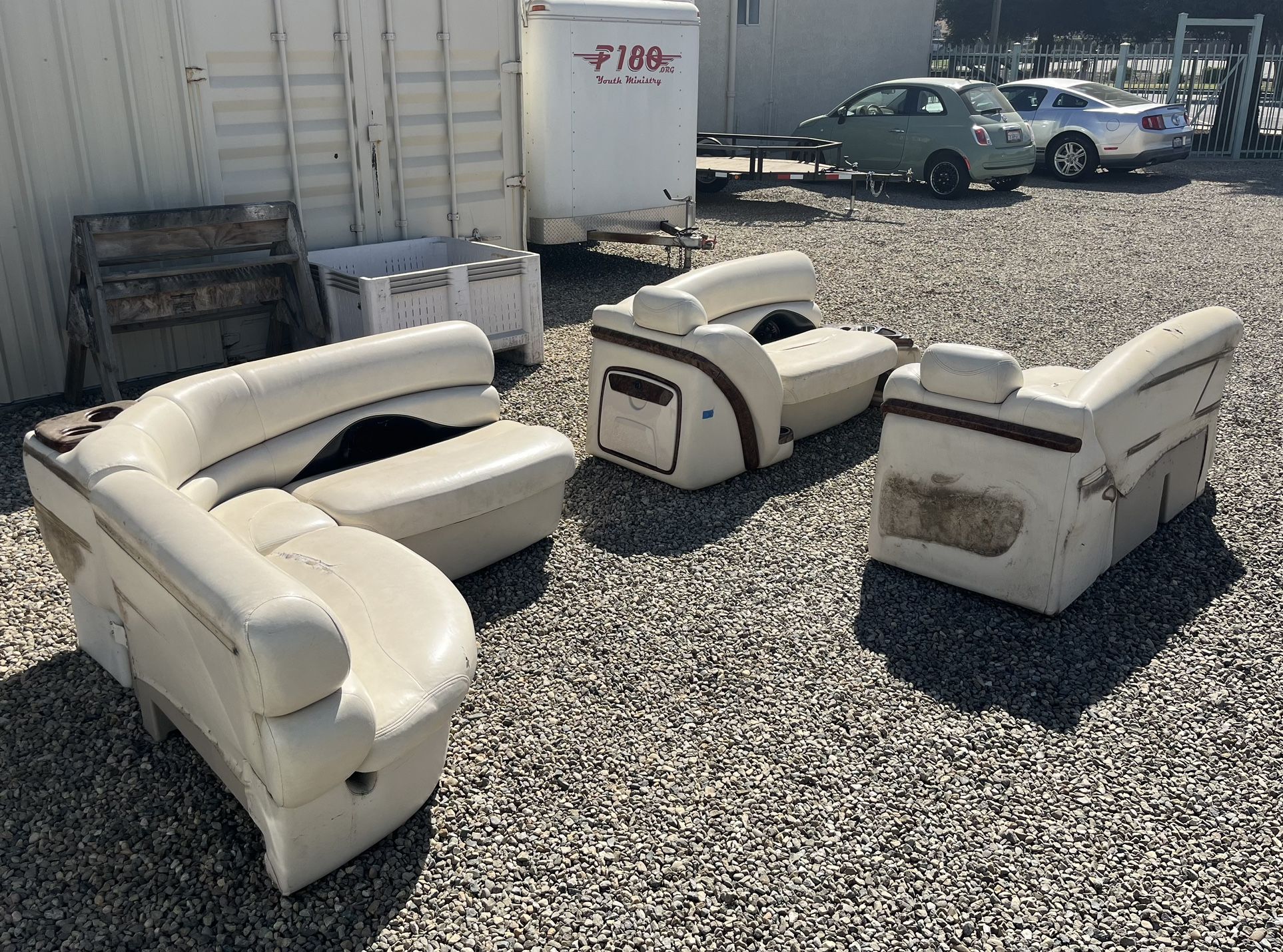 2011 Vinyl seal Pontoon seats for Sale in Selma, CA OfferUp