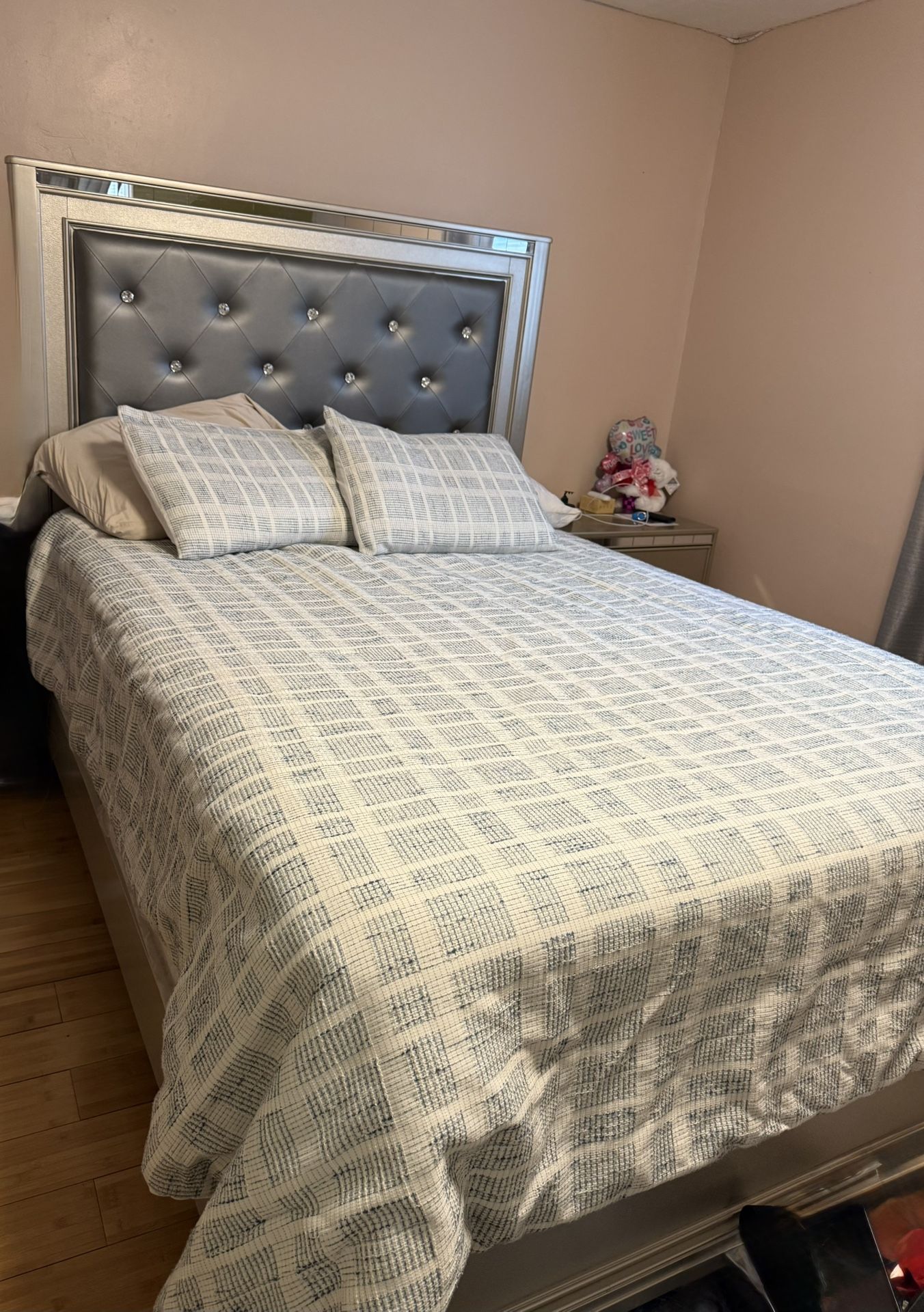 5-Piece Queen Size Bedroom Set