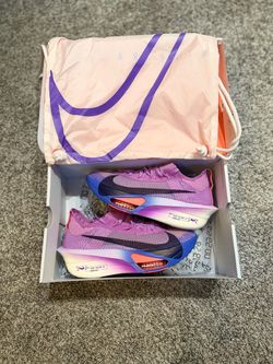 NIKE Race Shoe: Men Size 8.5 & Women Size 10