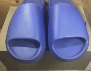 Yeezy Slide “Azure”