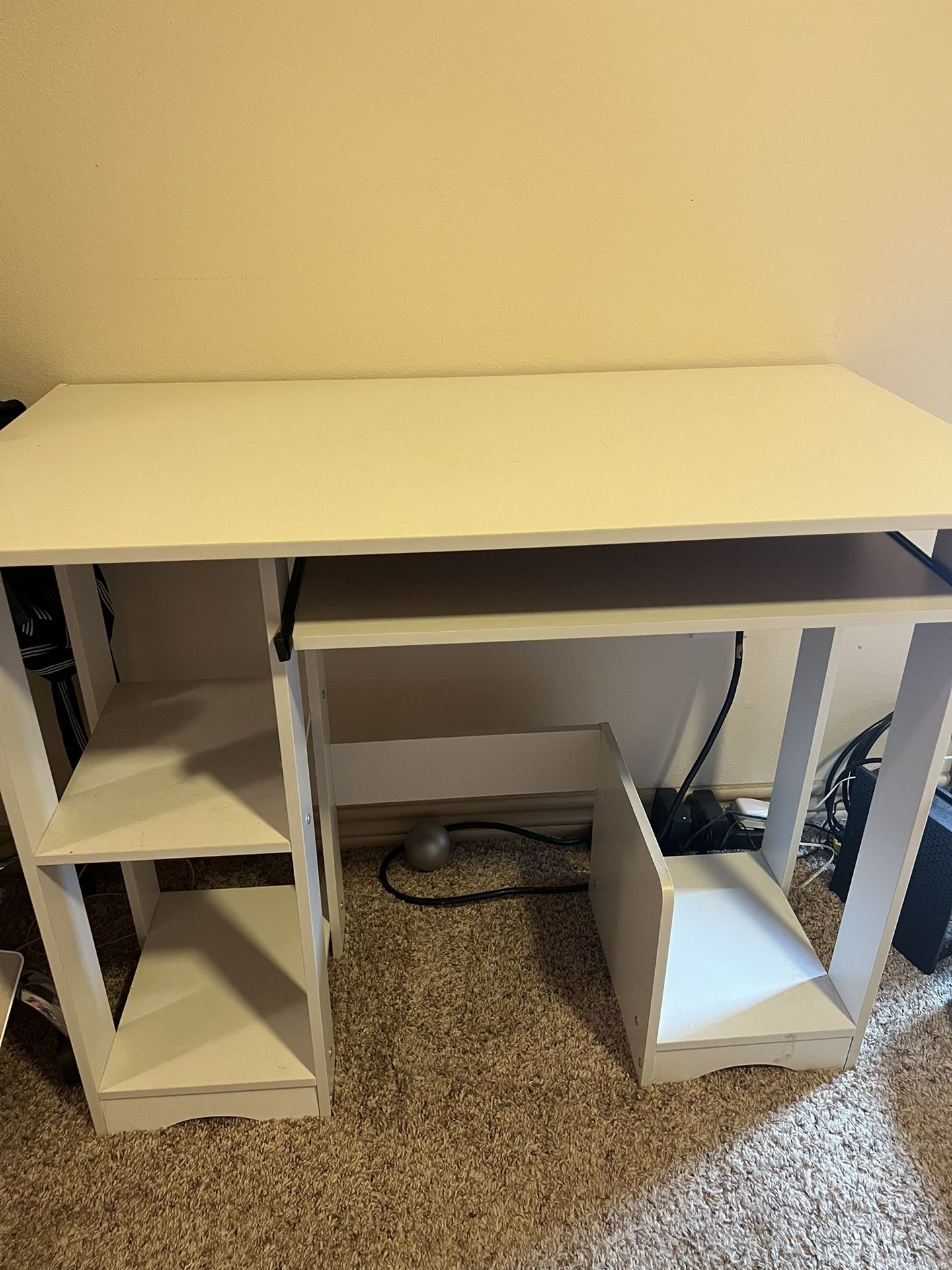 White Desk for Sale in San Antonio, TX OfferUp