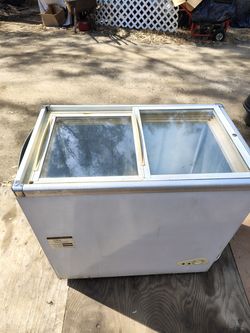 5.65 cu ft chest cooler