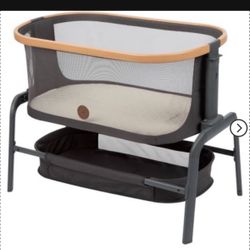 Maxi Cozy Baby Bassinet - Baby Crib- baby bed - Great Condition - Breaks Down For Easy Storage 