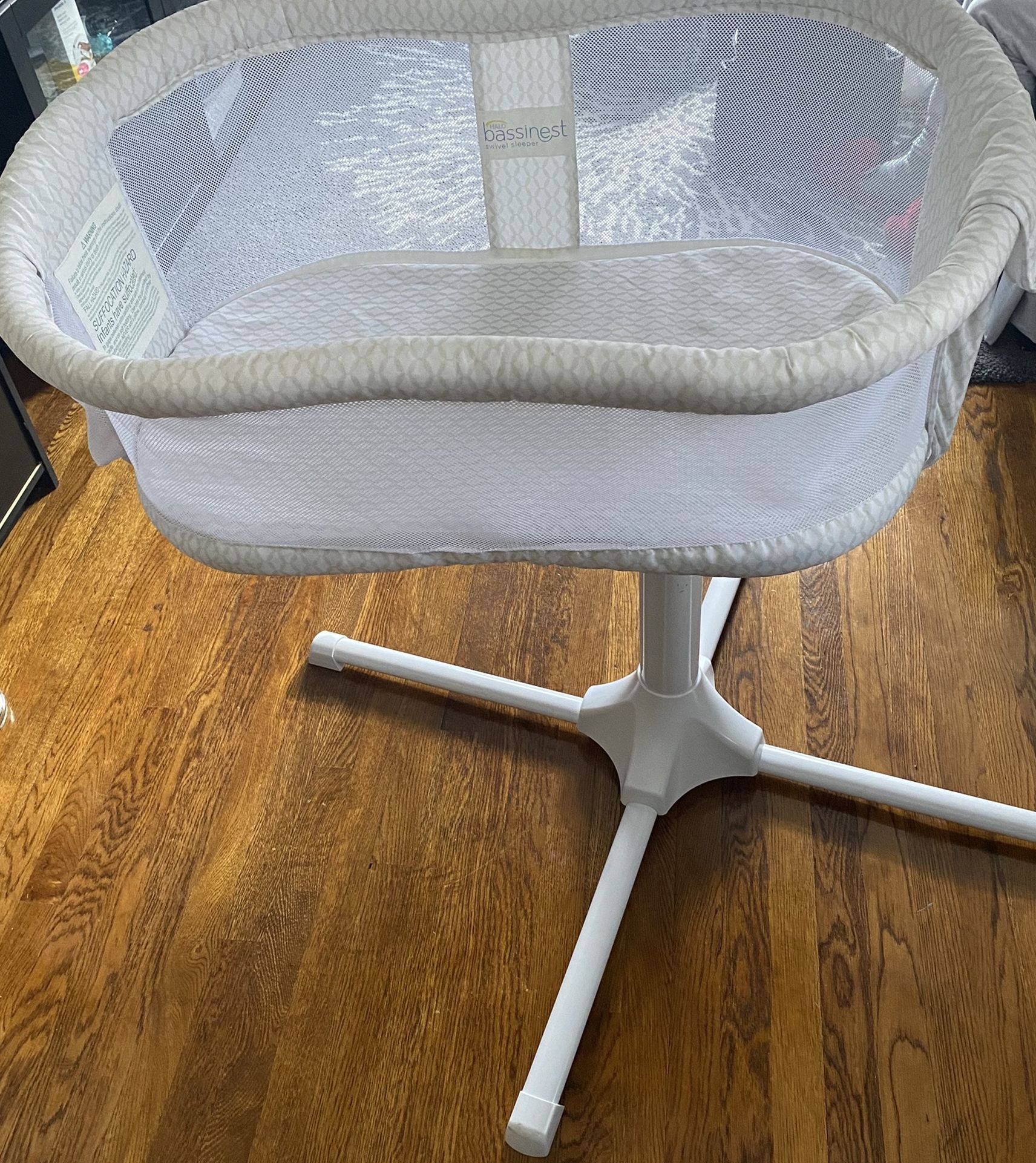 HALO Bassinest Swivel Sleeper Bassinet HALO Newborn Cuddle
