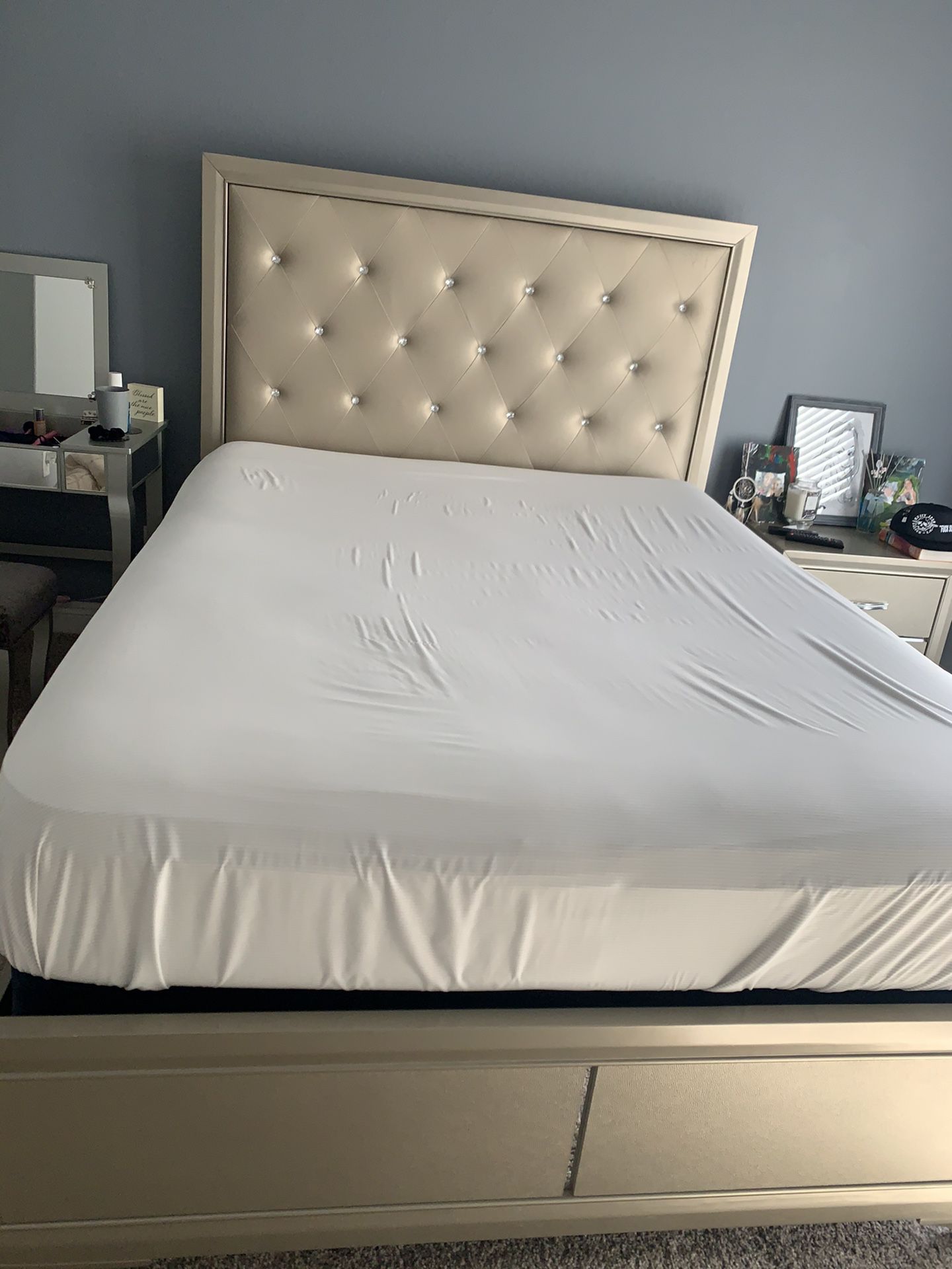 ***Queen Bed w mattress/Night stand/Dresser/Vanity