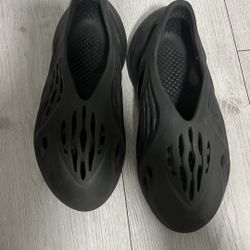 black yeezy foam runner