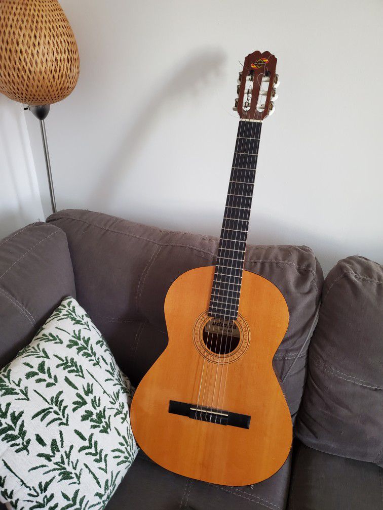 Admira Acoustic Guitar With Soft Case
