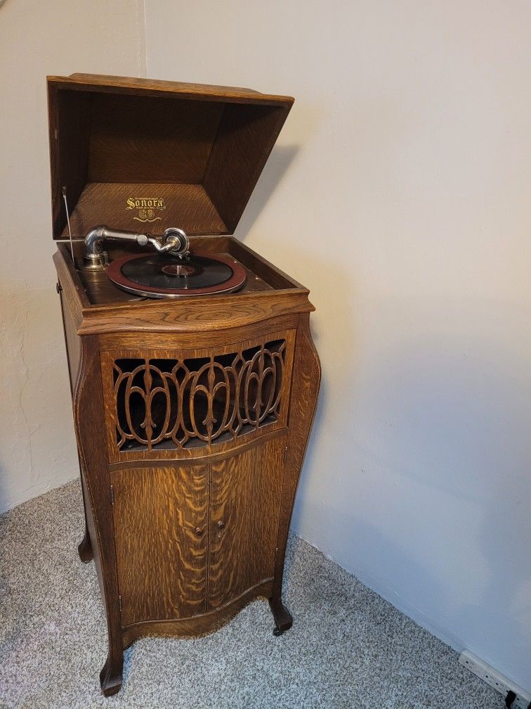 Antique Sonora Phonograph w/albums works great! 