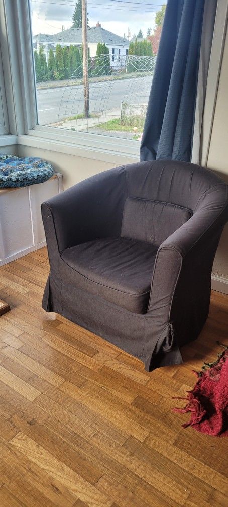 Lounge Chair With Black Cover (White Underneath)