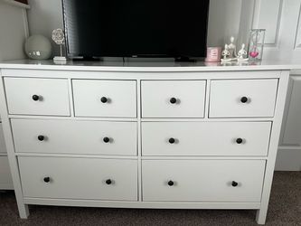 White 8-Drawer Dresser / TV Stand – Excellent Condition   Mueble blanco de 8 cajones