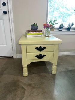 Table / Nightstand 🌟