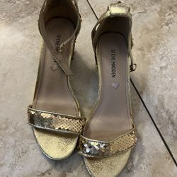 Girls Steve Madden Gold Sequin Heels Size 4